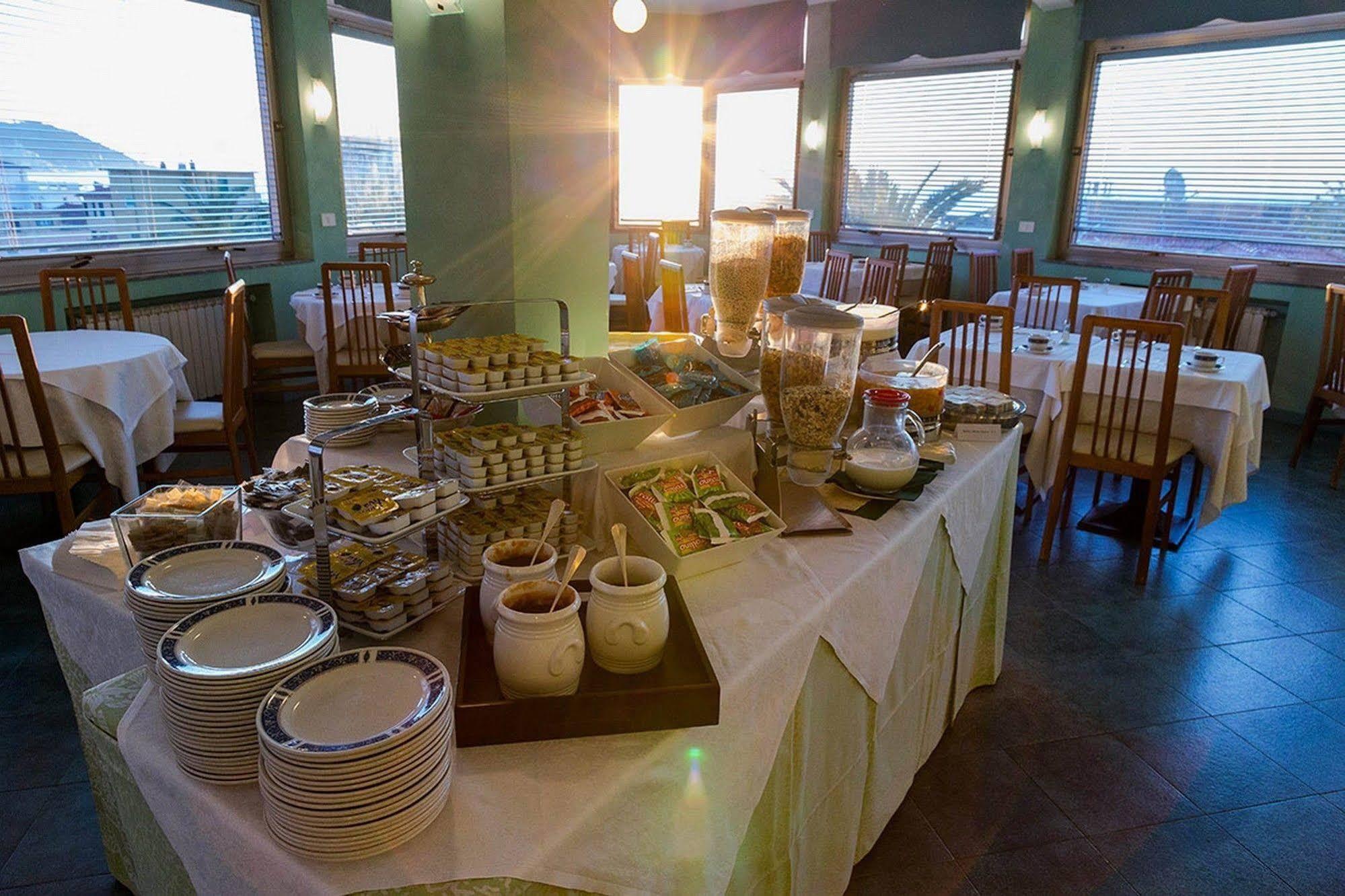 Hotel Villa Igea Diano Marina Buitenkant foto